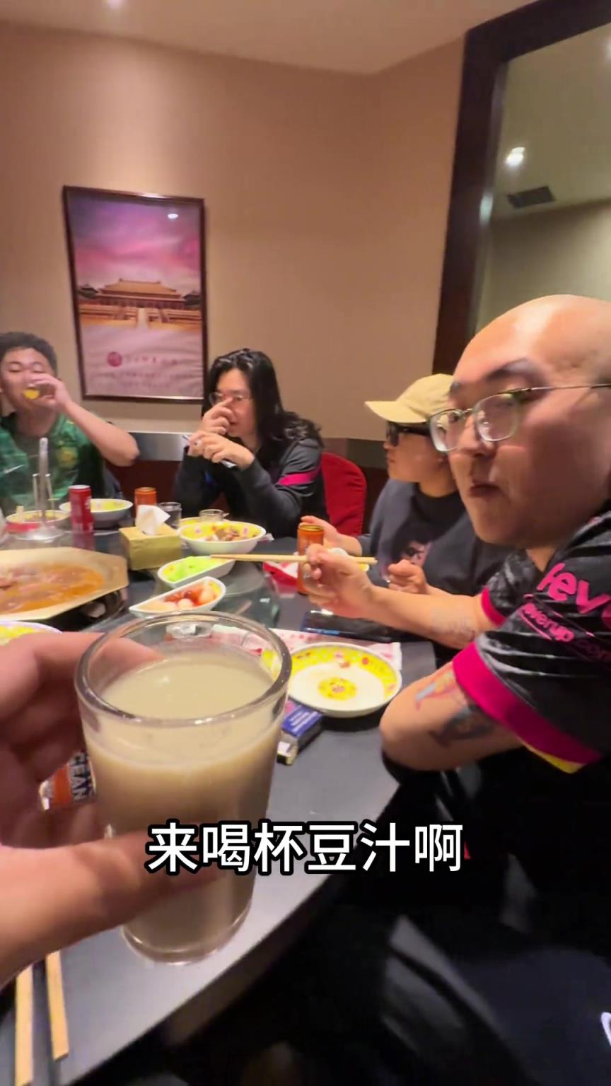 爆笑，，，青岛西海岸球迷到北京后得知角逐延期，，，只能喝豆汁消愁-蜘蛛直播