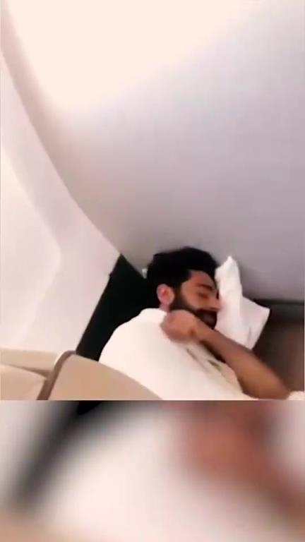 婴儿般睡眠~萨拉赫在飞机上席地而睡引起张伯伦等人大笑-蜘蛛直播